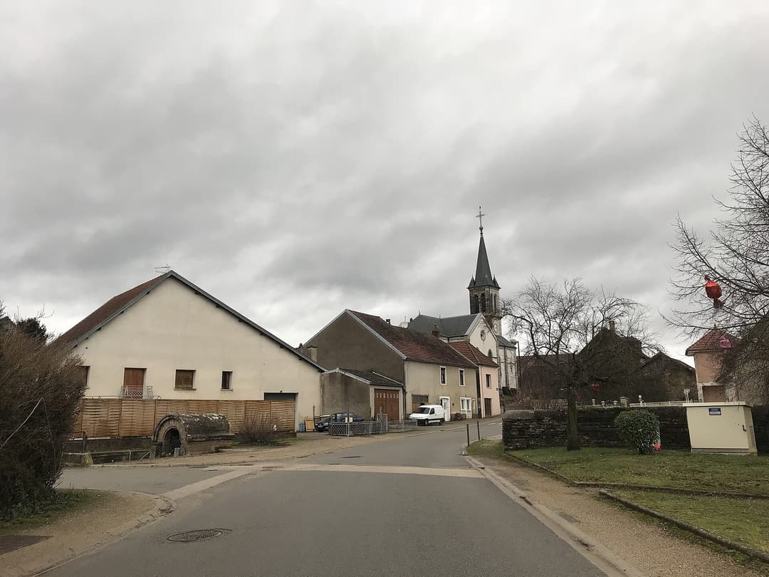 Le village et son clocher sous un ciel d'hiver